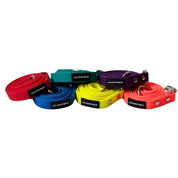 5ft waterproof leash in six colours to choose from. Featuring a honeycomb pattern on the leash, a metal 360 degree swivel hook and an O ring for hanging your poop bag holders or add other leash attachments. Choose from blue, yellow, orange, red, purple and teal.
